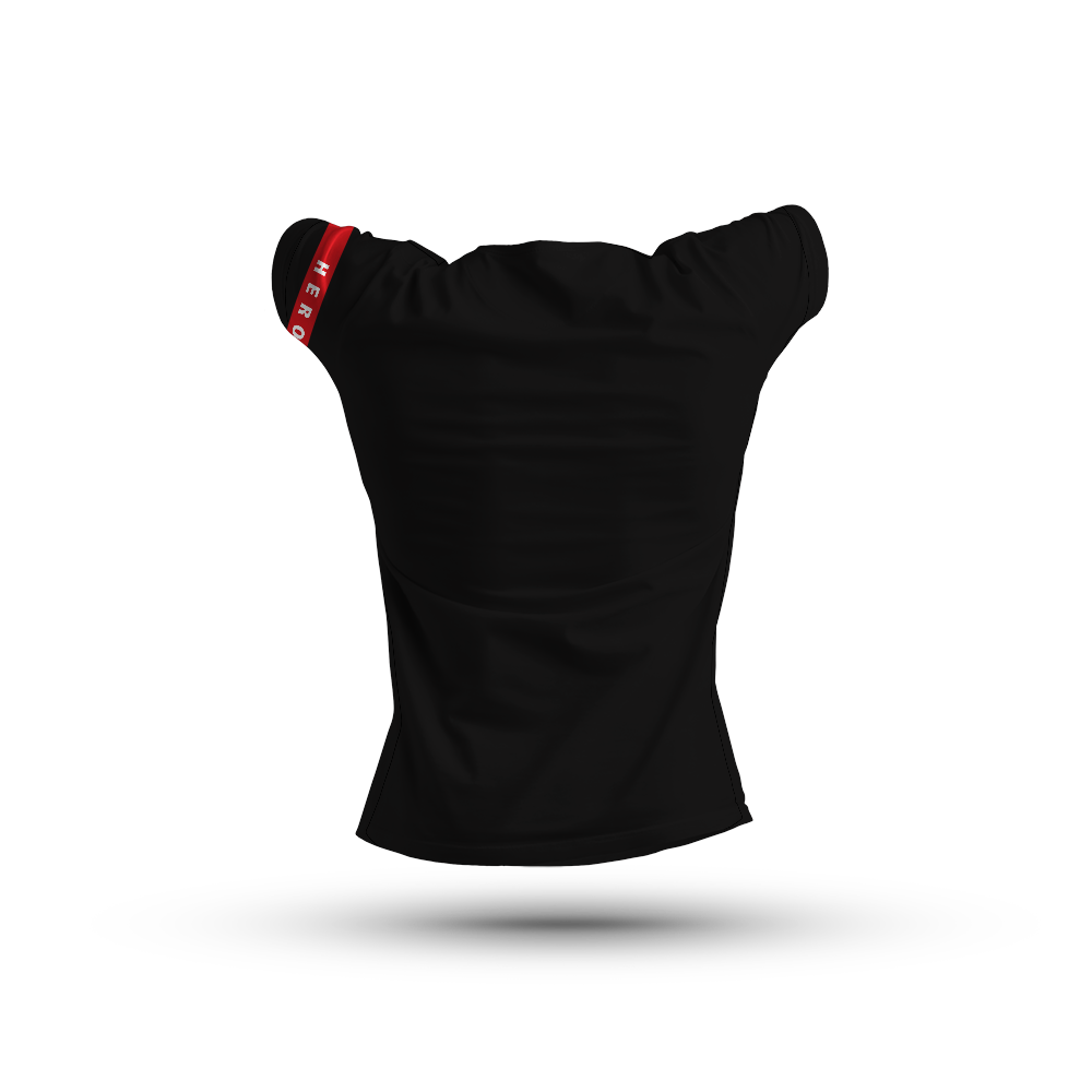Camisa HEROYZ na cor preta, braçadeira vermelha na manga e com logotipo aplicado no peito